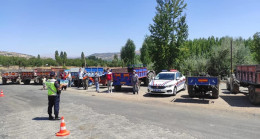 Başkan Doğan Güven , Jandarma Trafik Tim Komutanlığı ile Beraber Traktörlere Reflektör taktık
