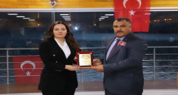 KAYMAKAM SELİN SARI `YA YÜZBAŞI ÇALIŞKAN VE MÜFTÜ AISKALI ` YA TEŞKKÜR PLAKETİ
