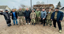 Dronlar, arabalar, kamuflaj ağları: Birleşik Rusya bir “kurdele” için toplu yardım dağıttı