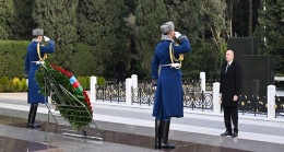 İlham Aliyev ve First Lady Mehriban Aliyeva, Milli Lider Haydar Aliyev’in kabrini ziyaret etti