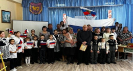 “Birleşik Rusya” Kemerovo ve Ulyanovsk bölgelerinde Kahraman Masaları ve anıt plaketler açtı