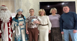 Поход в планетарий, автограф футболиста, велосипеды: «Единая Россия» исполнила новогодние желания детей в регионах