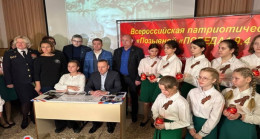 В школе Симферополя при содействии «Единой России» открыли Парту Героя