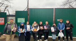 В Москве активисты «Единой России» передали корм в приют на бездомных животных