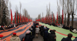 Çiçek bırakma, tarih sınavları, flaş çeteler: Birleşik Rusya, Stalingrad Muharebesi’nde Sovyet birliklerinin Zafer Günü için bölgelerde anma etkinlikleri düzenledi