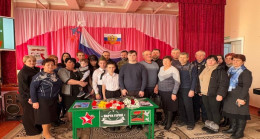 DPR’deki Snezhnoye’de Birleşik Rusya, bir SVO savaşçısının anısına bir Kahraman Masası açtı