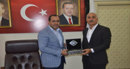 HİZMET-İŞ SENDİKASINDAN BİRECİK BELEDİYE BAŞKANI MEHMET BEGİT `E TEŞEKKÜR PLAKETİ