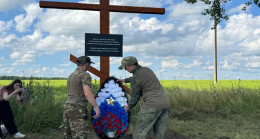 Birleşik Rusya gönüllüleri, Kursk sınır bölgesinde hayatını kaybeden askeri sağlık görevlileri için anıt haçı dikti