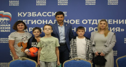 «Единая Россия» передала школьные принадлежности детям в регионах