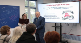 Murmansk’taki Birleşik Rusya Halk Destek Merkezi’nde Rusya’nın yeni bölgelerinden yazar ve ozanlar bir araya gelerek bir toplantı düzenledi.