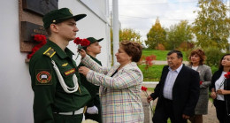 «Единая Россия» открыла в Иркутске мемориальную доску в честь участника СВО