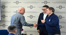 Владимир Якушев вручил партийные билеты «Единой России» депутатам — ветеранам СВО в Челябинской области