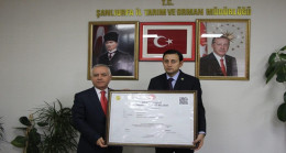 BAŞKAN HASAN EYYÜPOĞLU ‘NA 1. DERECE ÖRGÜT BELGESİNİ İL MÜDÜRÜ MEHMET SALİH SÖĞÜT TAKDİM ETTİ