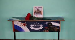 Birleşik Rusya Partisi, Tambov bölgesindeki kırsal bir okula Kahramanlar Masası ve anıt plaketi yerleştirdi