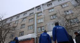 Birleşik Rusya aktivistleri, Nizhny Novgorod ve Gubkinsky’de (Yamalo-Nenets Özerk Bölgesi) çatıların durumunu incelemek ve alanları temizlemek için baskınlar düzenledi