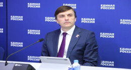 Sergei Kravtsov, Birleşik Rusya ve Milli Eğitim Bakanlığı’nın eğitim tesislerinin inşası ve yenilenmesi programının temel sonuçlarını ele aldı