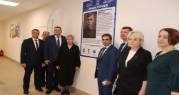 Birleşik Rusya, Krasnoyarsk Bölgesi’ndeki Narva Okulu’nda Sovyetler Birliği Kahramanı anısına bir anıt açtı