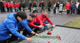 Birleşik Rusya üyeleri, Moskova ve Murmansk bölgesinde Nazi toplama kamplarında hayatını kaybedenlerin anısını onurlandırdı