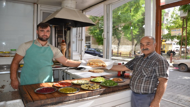 LEZZETİN TEK ADRESİ BİRECİKTE ŞEVKET ŞAHİN DÖNER KEBAP KAVURMA