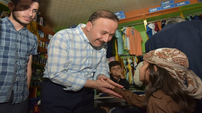 Vali Erin Telabyad’da Halkı ve Çocukları Sevindirdi