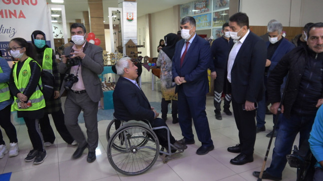 MÜDÜR GÜLÜM ENGELLİ SAĞLIK ÇALIŞANLARINI KARANFİL İLE KARŞILADI