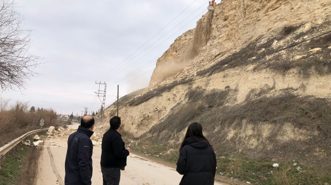 Birecik – Halfeti kültür yolu kaya ıslahı yapım işine ilişkin ilgili firma sahada çalışmalarına başlamıştır