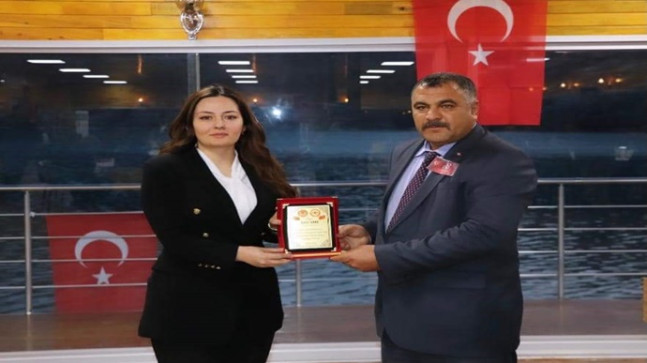 KAYMAKAM SELİN SARI `YA YÜZBAŞI ÇALIŞKAN VE MÜFTÜ AISKALI ` YA TEŞKKÜR PLAKETİ