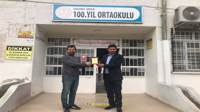 100.YIL ORTAOKULU MÜDÜRÜ GÜLLÜ`DEN HÜSEYİN KIRAN `A TEŞEKKÜR PLAKETİ