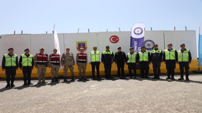Vali Salih Ayhan trafik uygulama noktasında vatandaşlarla bayramlaştı