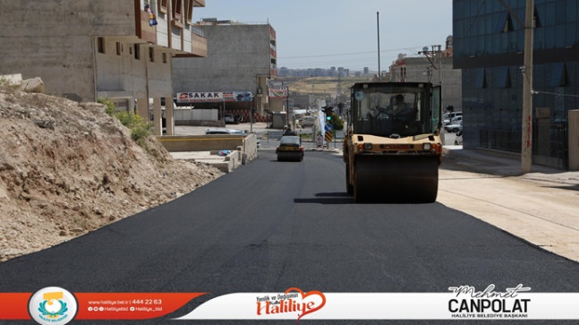 HALİLİYE’DE SICAK ASFALT ÇALIŞMALARI TAM NOT ALIYOR