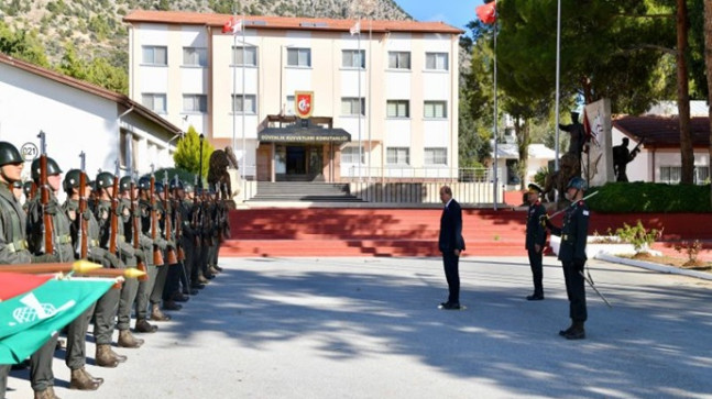 Cumhurbaşkanı Ersin Tatar, Güvenlik Kuvvetleri Komutanı Tümgeneral İlker Görgülü’yü ziyaret etti