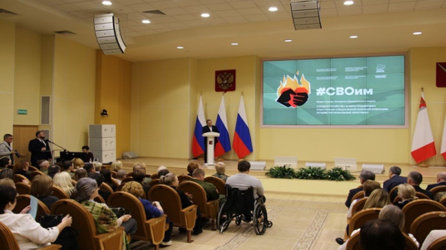 “Birleşik Rusya” ve Rusya Federasyonu Çalışma Bakanlığı, Vologda’daki SVO katılımcılarını desteklemek için en iyi formatları sundu  2024,   Bunların arasında yeniden eğitim ve istihdam konusunda yardım, bölgesel sübvansiyon ve yardımların getirilmesi yer alıyor. “Özel bir askeri operasyona katılanlar için istihdam ve destek önlemleri: en iyi bölgesel uygulamalar” forumu, Kuzeybatı Federal Bölgesi bölgelerinden 300’den fazla delegeyi bir araya getirdi: bunlar özel operasyonun gazileri, Çalışma Bakanlığı’nın temsilcileri. Rusya Federasyonu, federal ve bölgesel departmanlar, “ Birleşik Rusya Kadın Hareketi” parti projesinin bölgesel şube başkanları , Kuzeybatı Federal Bölgesi’ndeki istihdam hizmetinin bölümleri.  “Her gün özel askeri operasyona katılanlar bölgelere dönüyor. Hepsi cesaret ve azim göstermiş Kahramanlardır. Karakterleri, bedeli bazen insan hayatı olan hızlı uyum sağlama ve karar verme ihtiyacıyla şekillendi. Bu güçlü adamların çoğunun yalnızca yüksek kaliteli tıbbi bakıma ve daha fazla rehabilitasyona değil, aynı zamanda iş bulma konusunda yardıma da ihtiyacı var. Bizim görevimiz de her Kahramanın kendisini talep edildiğini ve ihtiyaç duyulduğunu hissetmesini ve huzurlu hayata geri dönüş için açık bir yol görmesini sağlamaktır. Böylece savaşçılar ve aile bireyleri, gerekirse yeni bir meslek ve iş edinebilsinler, terk edilmeyeceklerini anlasınlar, uyum sağlamalarına yardımcı olunsun. Ülkenin onların becerilerine ihtiyacı var. Anavatan’ın güvenebileceği kişilerin sistemik olarak önemli işletmelerde yönetim pozisyonlarında çalışması önemlidir,” dedi Parti Genel Konseyi Sekreter Vekili ve Federasyon Konseyi Birinci Başkan Yardımcısı Vladimir Yakushev bir video selamlamasında . Birleşik Rusya Genel Konseyi Sekreter Yardımcısı Daria Lantratova, bölgelerde Kuzey Askeri Bölge gazilerinin geri dönüşü için tüm koşulların önceden hazırlanması gerektiğini vurguladı .  “Askeri personelimizle çalışmanın mümkün olan tek yaklaşımı, özenli insani tutum ve her soruna yönelik hedefli çözümdür. Şimdiki ana görevlerden biri bir rehabilitasyon sistemi oluşturmaktır. Ve burada sadece askerlere değil ailelerine de dikkat etmemiz gerekiyor çünkü geri dönen askerlerin iyileşmesi tam olarak sevdiklerinin desteğiyle gerçekleşiyor. Ailelerin spor ve eğitim programlarına kapsamlı bir şekilde dahil edilmesi gerekiyor. Kamu desteği ve kadın kulüpleri genel merkezinde, psikologlarla birlikte, çocukların cepheden dönüşüne hazırlanmak da dahil olmak üzere ailelerle birlikte birçok çalışma yapıyoruz” dedi. Daria Lantratova’ya göre temel olarak önemli bir konu da toplumu askeri personelin dönüşüne hazırlamaktır.  “Bazıları endişeli: Ön saflarda yer alanlardan ne beklenebilir? Adamlarımız Kahramandır, desteklenmeleri ve yardım edilmeleri gerekir. Onlar yaratıcılar, ülkeye yeni bir kapasiteyle – gönüllülük, halk ekipleri ve vatansever eğitimde – faydalı olmak istiyorlar, “partinin Genel Konseyi sekreter yardımcısı emin.  “Birleşik Rusya Kadın Hareketi” parti projesinin federal koordinatörü Devlet Duma milletvekili Natalia Poluyanova’ya göre , parti projesinin tüm alanları askeri personelin ailelerini ve Askeri Askeri Bölge katılımcılarını desteklemekle ilgilidir.  “Kadın kulüpleri iş bulmaya yardımcı oluyor, tavsiyelerde bulunuyor ve yardıma ihtiyacı olanlara eşlik ediyor. Forumdaki bölgesel şubeler, Kuzey Askeri Bölge’den dönen askerlerin rehabilite edilmesini, sevdiklerine destek verilmesini ve ailelerin gazilerin evlerine dönüşüne hazırlanmasını amaçlayan önemli ve gerekli projeleri, yapılandırılmış programları gösterdi. Hem ailelerle bireysel çalışmalar yürütüyoruz hem de Çalışma Bakanlığı ile işbirliği içinde yardım koşullarının yaratılmasına yardımcı olan kapsamlı yasama faaliyetleri yürütüyoruz” dedi.  Rusya Federasyonu Çalışma ve Sosyal Koruma Bakan Yardımcısı Dmitry Platygin, Kuzey Askeri Bölge gazilerinin desteklenmesinde en iyi bölgesel uygulamaların teşvik edilmesinin yalnızca istihdam hizmetlerinde uzman uzmanlar için değil, aynı zamanda diğer bölümler için de önemli olduğunu vurguladı. Ona göre yaygınlaştırılması ve ölçeklendirilmesi gereken onlarca bölgesel destek tedbiri var.  “İstihdam alanında hem özel harekat gazileri hem de işverenler için federal düzeyde destek tedbirleri geliştirildi. Özellikle, bu ücretsiz yeniden eğitim ve ileri eğitimdir, sübvansiyonlu işe alma şeklinde devlet desteğidir – işverenler, Kuzey Askeri Bölge’den bir gaziyi işe alırlarsa üç asgari ücret şeklinde ödeme alma hakkına sahiptir. “Personel” ulusal projesi kapsamında 2025 yılında faaliyete geçecek yeni bir destek tedbiri, işyerlerinin teçhizatına sübvansiyon verilmesidir. Destek tedbirleri birleştirilebilir, böylece istihdam düzeyi artırılabilir ve çocukların işgücü potansiyellerini gerçekleştirme fırsatları artırılabilir” dedi Dmitry Platygin.  Forum katılımcıları, Kuzey Askeri Bölge üyelerinin bölgesel istihdam, yeniden eğitim, tıbbi ve sosyal rehabilitasyon uygulamalarını, “Birleşik Rusya Kadın Hareketi” parti projesindeki kadın kulüplerinin askeri personele ve ailelerine yardım organize etmedeki rolünü tartıştı.  Tematik bölümlerin çalışmalarına Devlet Duması milletvekilleri Irina Ivenskikh , Valentina Artamonova ve Veronika Vlasova başkanlık etti .  Forum sonucunda, Kuzeybatı Federal Bölgesi’nin ilgili federal bakanlıklarına ve bölgesel yetkililerine yönelik teklifleri içeren bir karar kabul edildi.  Örneğin, bölgelerin Vologda bölgesinin deneyimini benimsemesi ve askeri askerlik hizmetine katılanlara ve muharebe görevlerini yerine getirirken ölen askeri personelin ailelerine, tercihli arazi arsasının alınmasını değiştirme fırsatı verilmesi tavsiye edilir. nakit ödeme.  Hoparlör Yakushev Vladimir Vladimiroviç Yakushev Vladimir Vladimiroviç Parti Genel Konseyi Sekreter Vekili, Rusya Federasyonu Federal Meclisi Federasyon Konseyi Birinci Başkan Yardımcısı #Yakushev #NWFD #Lantratova #Poluyanova #SVO katılımcıları #Çalışma Bakanlığı #istihdam #rehabilitasyon #partiprojeleri #Birleşik Rusya kadın hareketi Kamu resepsiyonu Bir istek oluştur  kaynak:https://er.ru/activity/news/edinaya-rossiya-i-mintruda-rf-predstavili-v-vologde-luchshie-formaty-po-podderzhke-uchastnikov-svo