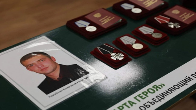 Lipetsk bölgesinde Birleşik Rusya’nın desteğiyle SVO katılımcısının anısına bir Kahraman Masası açıldı