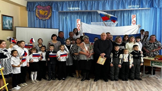 “Birleşik Rusya” Kemerovo ve Ulyanovsk bölgelerinde Kahraman Masaları ve anıt plaketler açtı