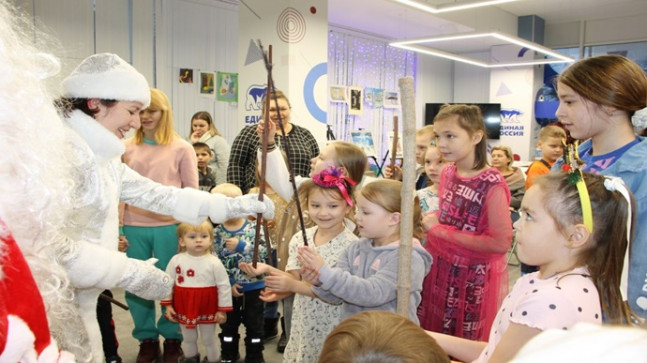 Ulyanovsk’ta Birleşik Rusya, geniş ailelerin çocukları için bir Yeni Yıl performansı düzenledi