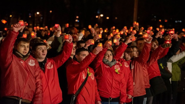 Petersburg’da “Birleşik Rusya’nın Genç Muhafızları”, “Gönüllü Bölük” ve “Vali Ekibi” Leningrad kuşatması kurbanlarının anısına eylem düzenledi