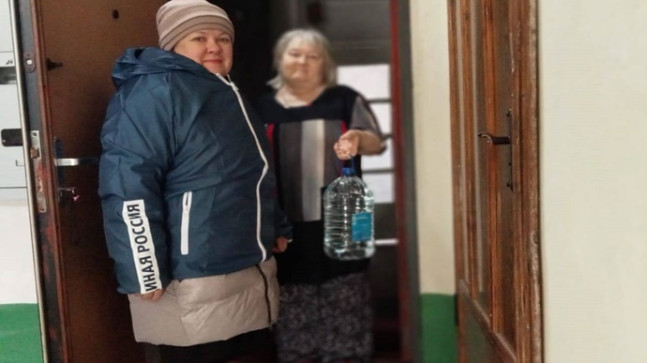“Birleşik Rusya” ve “Genç Muhafızlar”, Volgograd bölgesi Kotovo’da susuz kalan sakinlere yardım sağlamak için bir araya geldi