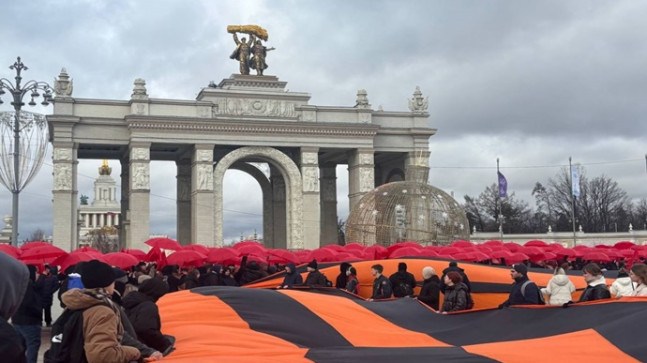“Birleşik Rusya’nın Genç Muhafızları” ve “Gönüllü Bölüğü” Stalingrad Muharebesi Kahramanlarının anısını onurlandırdı