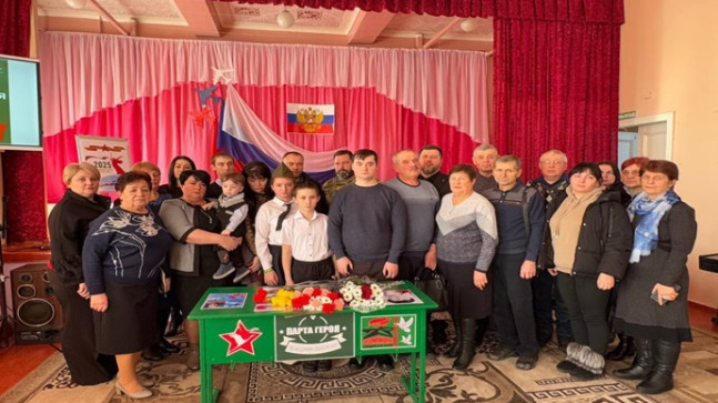 В Снежном в ДНР «Единая Россия» открыла Парту Героя в память о бойце СВО