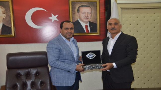 HİZMET-İŞ SENDİKASINDAN BİRECİK BELEDİYE BAŞKANI MEHMET BEGİT `E TEŞEKKÜR PLAKETİ