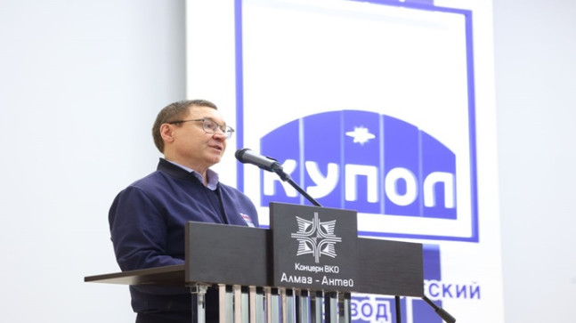 Владимир Якушев вручил партбилеты «Единой России» сотрудникам завода «Купол» в Ижевске