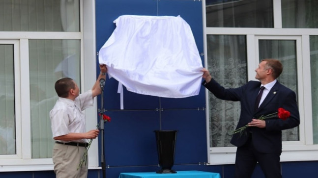 Ryazan’da Birleşik Rusya, onurlandırılan bir eczacıya bir anma plaketi açtı