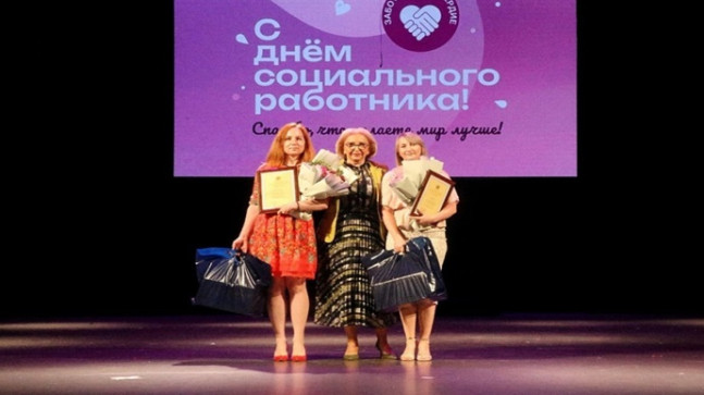 «Единая Россия» поздравила соцработников в регионах с профессиональным праздником