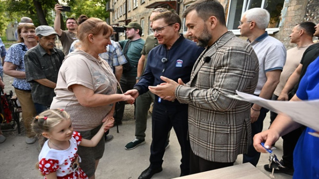 Владимир Якушев и Денис Пушилин вручили ключи от восстановленных квартир жителям Авдеевки