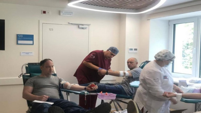 Moskova’da Birleşik Rusya bağış kampanyasına katılanlar 14 litreden fazla kan bağışında bulundu