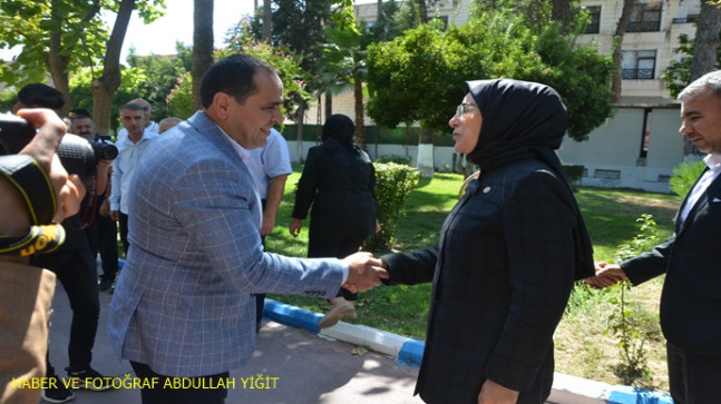 AK PARTİ ŞANLIURFA MİLLETVEKİLİ CEVAHİR ASUMAN YAZMACI `DAN BİRECİK BELEDİYE BAŞKANI MEHMET BEGİT`E ZİYARET