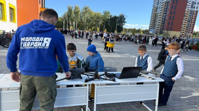 Birleşik Rusya Genç Muhafızları aktivistleri, Kazan okul çocuklarına SVO müzesini hediye etti