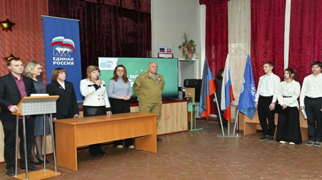 Birleşik Rusya, İkinci Dünya Savaşı’na katılan savaş muhabirlerinin anısına Donetsk Halk Cumhuriyeti’nde bir Kahramanlar Masası açtı