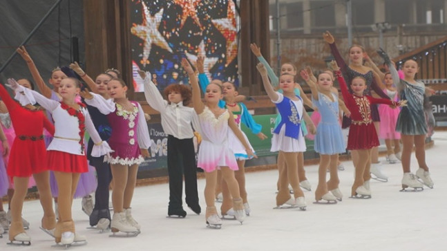 Birleşik Rusya’nın desteğiyle Astrakhan’da bir artistik buz pateni gala konseri düzenlendi