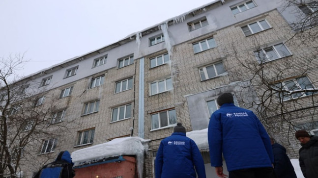 Birleşik Rusya aktivistleri, Nizhny Novgorod ve Gubkinsky’de (Yamalo-Nenets Özerk Bölgesi) çatıların durumunu incelemek ve alanları temizlemek için baskınlar düzenledi